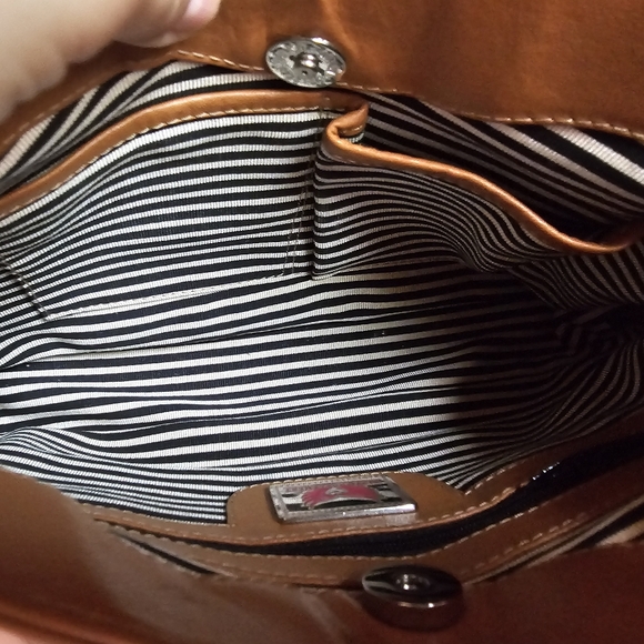 Free Endearment Kristel Crossbody Clutch Leather NWOT - Picture 12 of 14